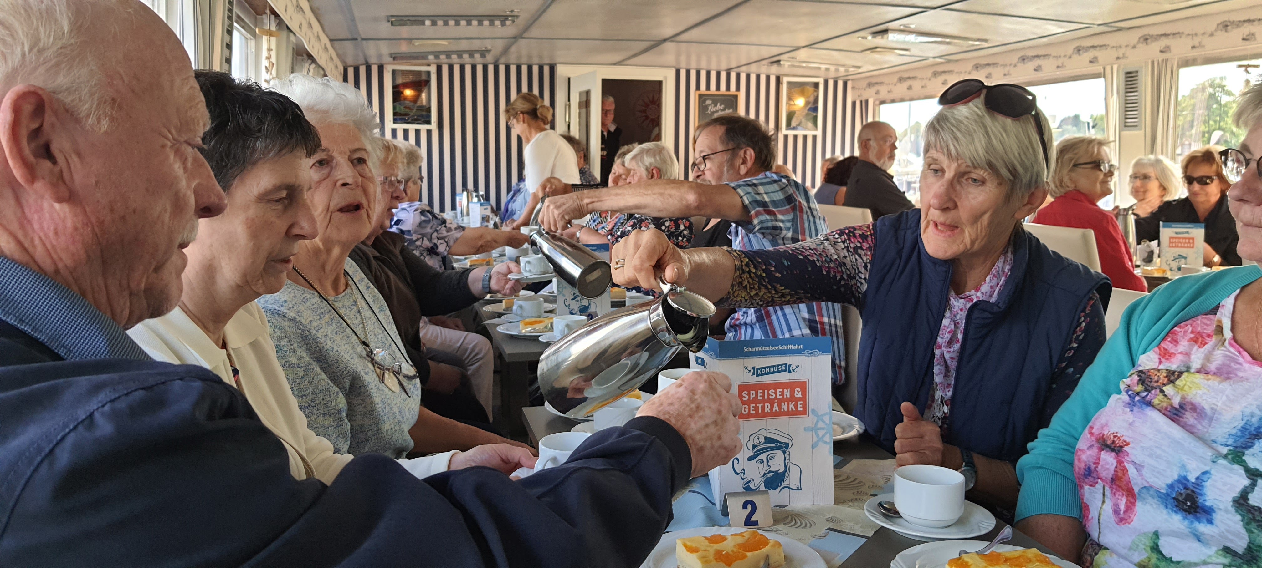Kaffeetrinken bei einer Senior:innen-Fahrt