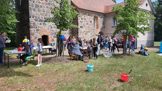 Kinderfest vor der Gräfendorfer Kirche